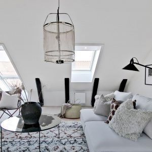 Skandynawska lampa w salonie