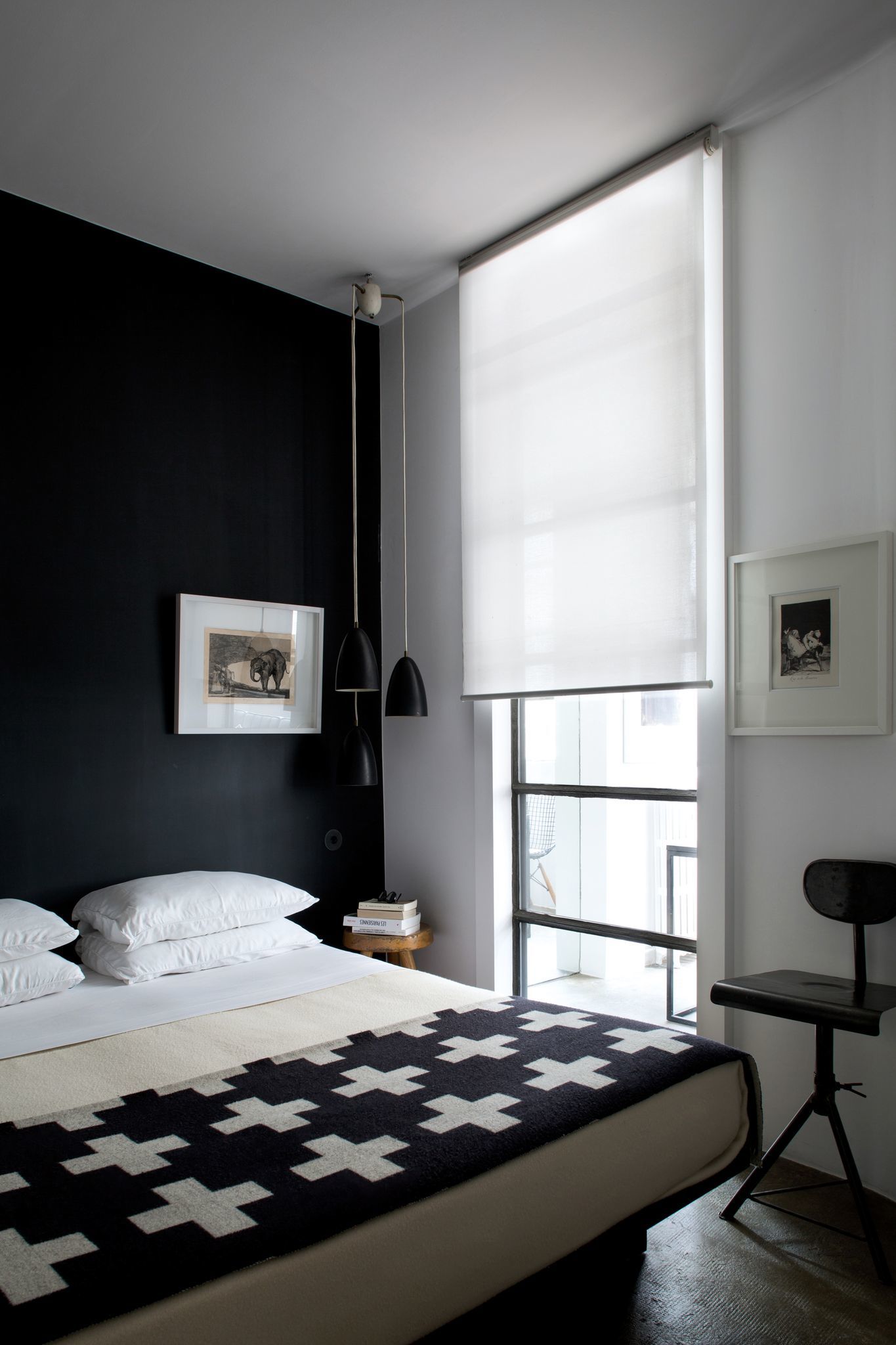Sypialnia z czarną ścianą