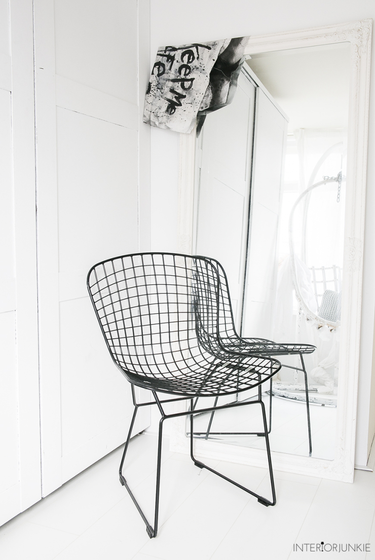 Krzesło wire w białej sypialni