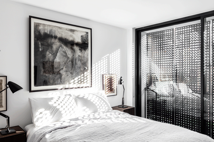 Sypialnia z metalowymi ażurowymi okiennicami