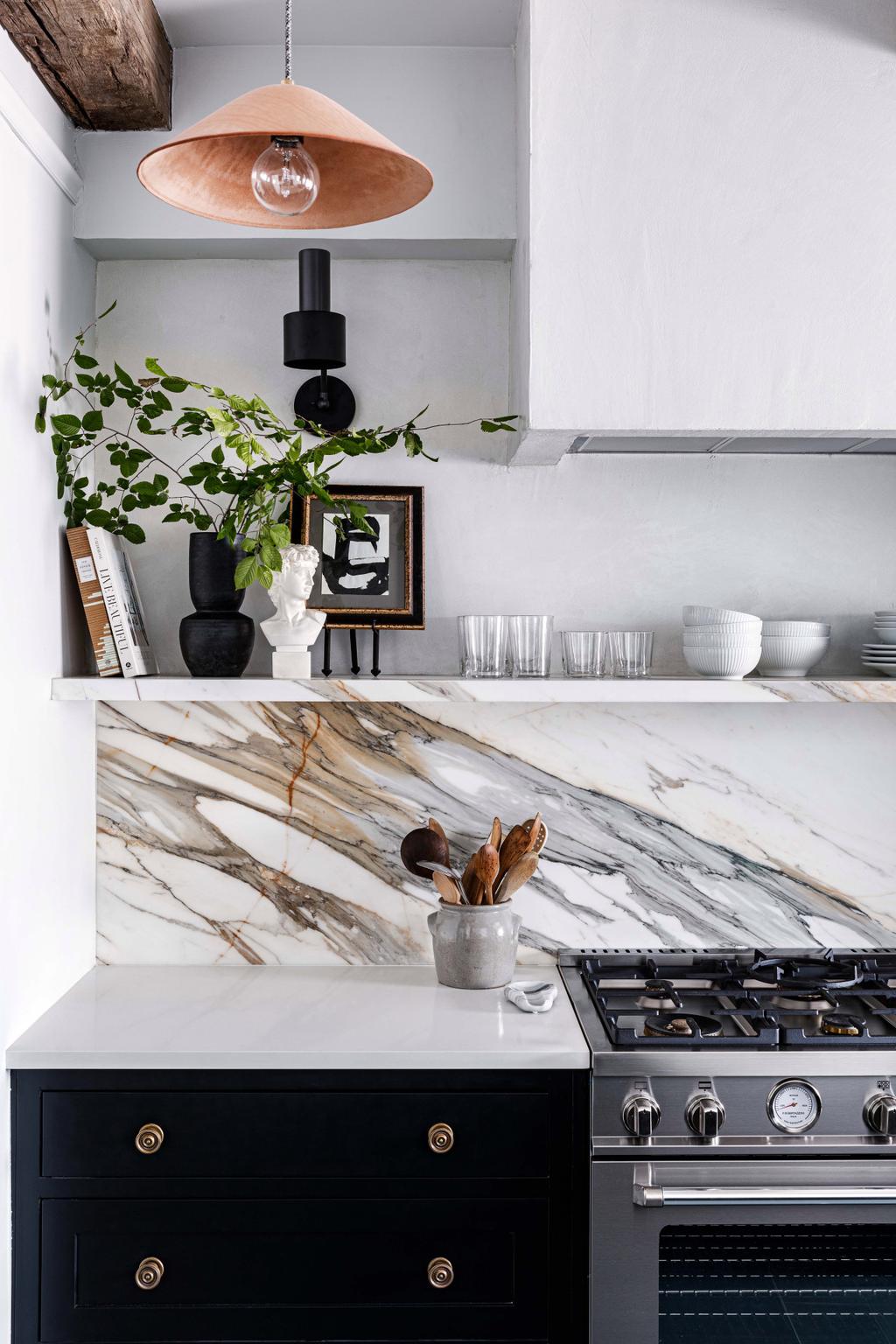Marmurowy panel ścienny i półka w kuchni