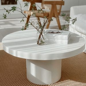 Biały stolik kawowy w salonie