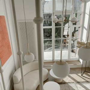 Loft w stylu francuskim z dużymi oknami