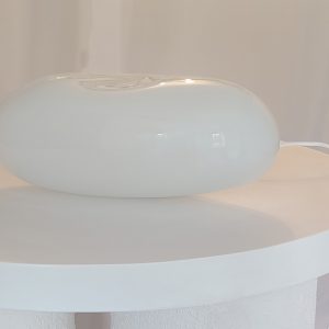 Szklana lampa designerska na stół