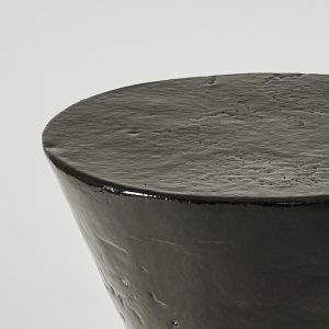 Czarny ceramiczny stolik szkliwiony