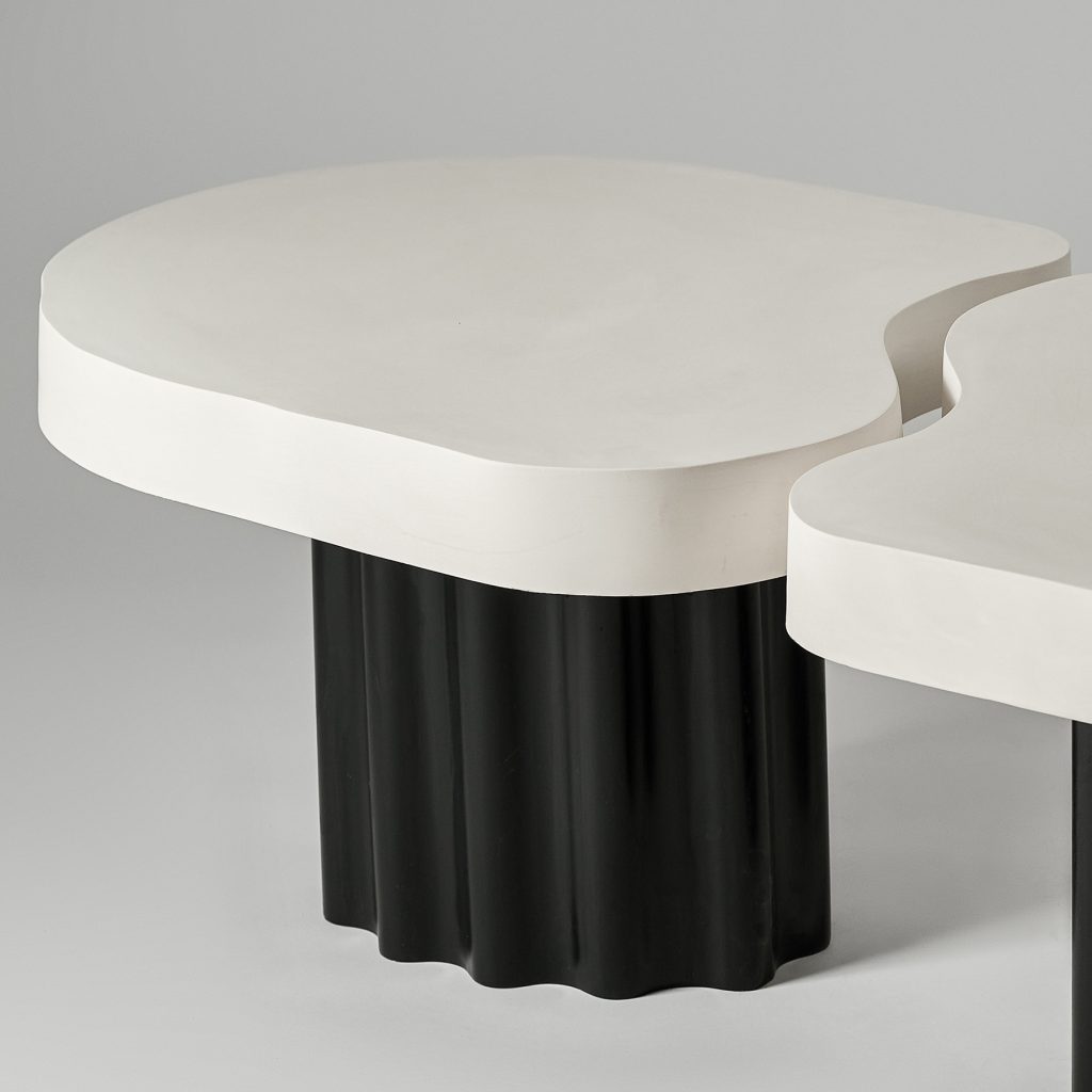 Designerski biało-czarny stolik kawowy na falowanej nodze
