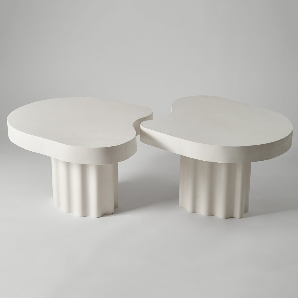Komplet designerskich stolików pomocniczych na falowanych nóżkach