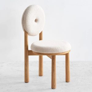 Krzesło japandi z tapicerką buklą i drewnianymi nóżkami