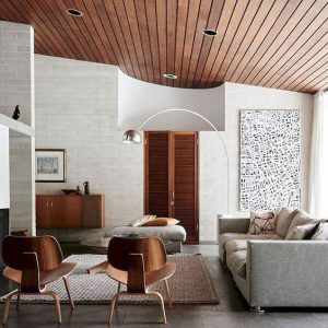 Modernistyczny salon z drewnianym sufitem