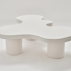 Falujący stolik kawowy w białym kolorze